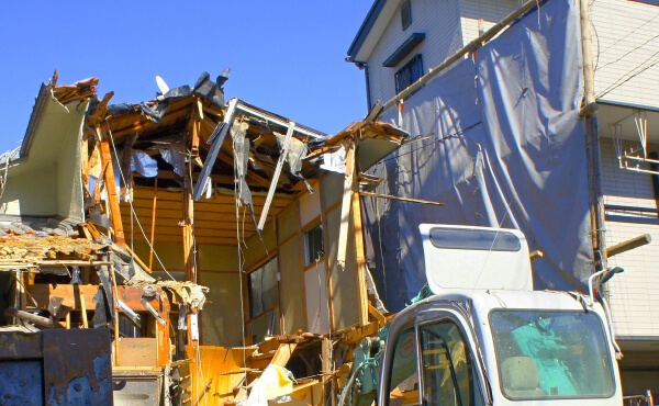 建物の解体工事開始