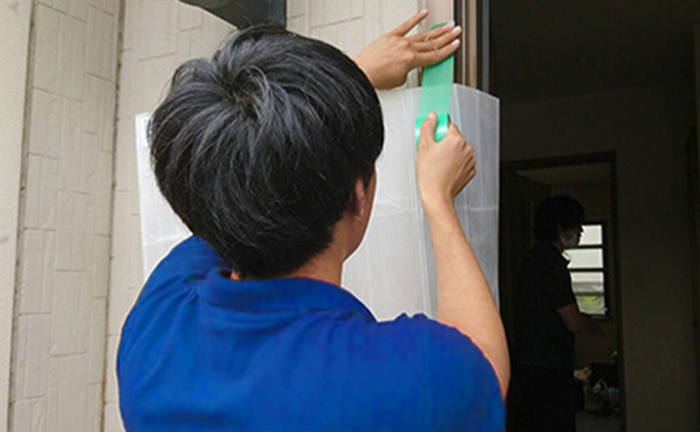 養生作業で建物や家電を保護