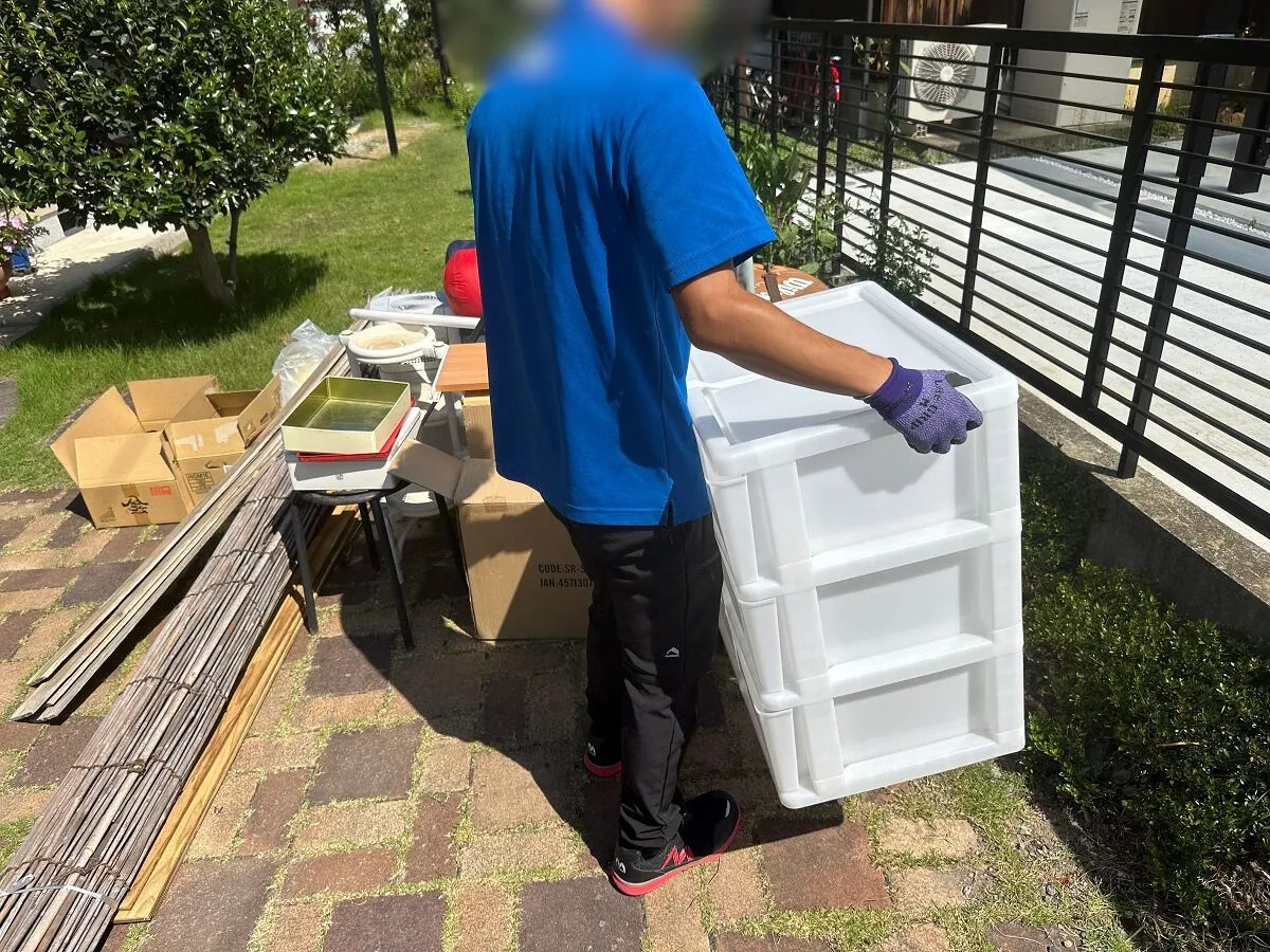 「一戸建てのお庭から家具・洋服などを回収させていただきました」作業写真