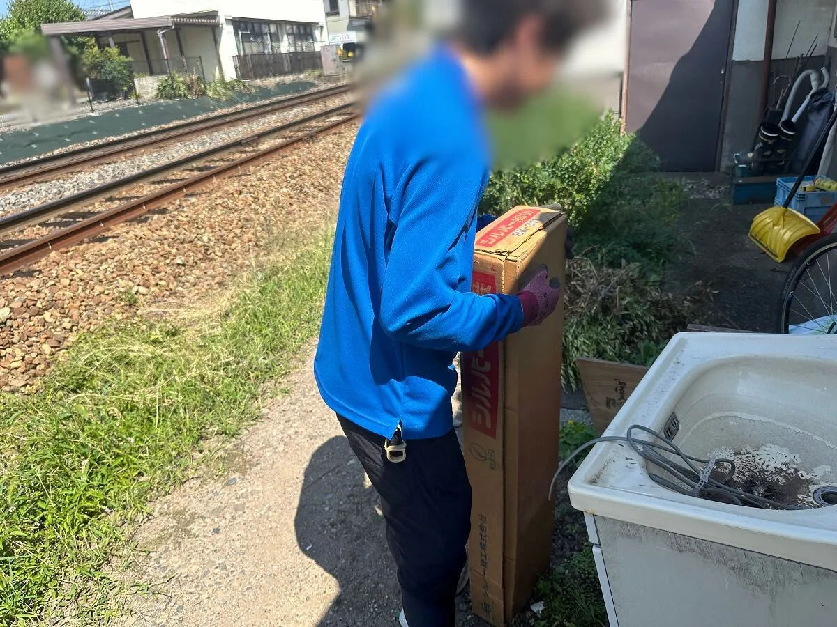 「お庭に置かれた洗面台などの不用品を回収させていただきました」作業写真