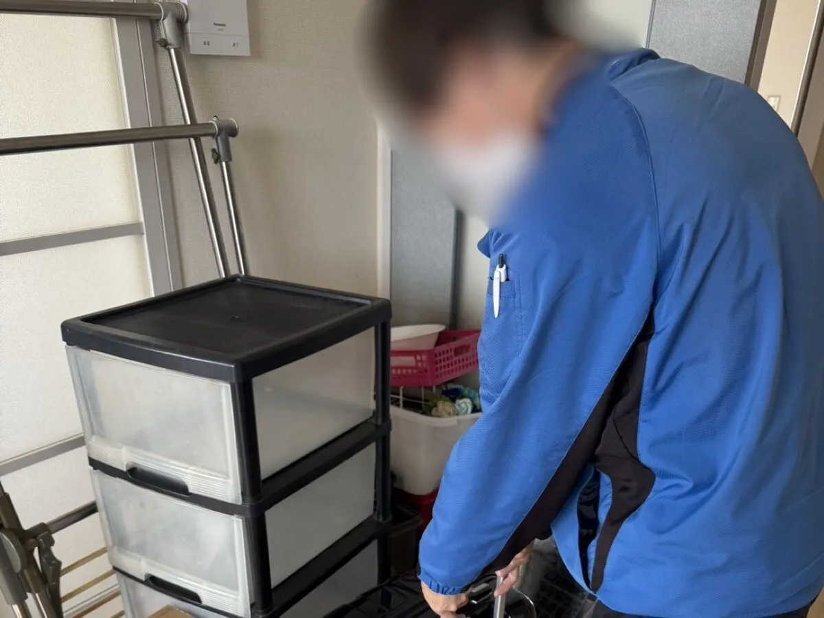 「2DKのマンションからスーツケースなどを回収させていただきました」作業写真