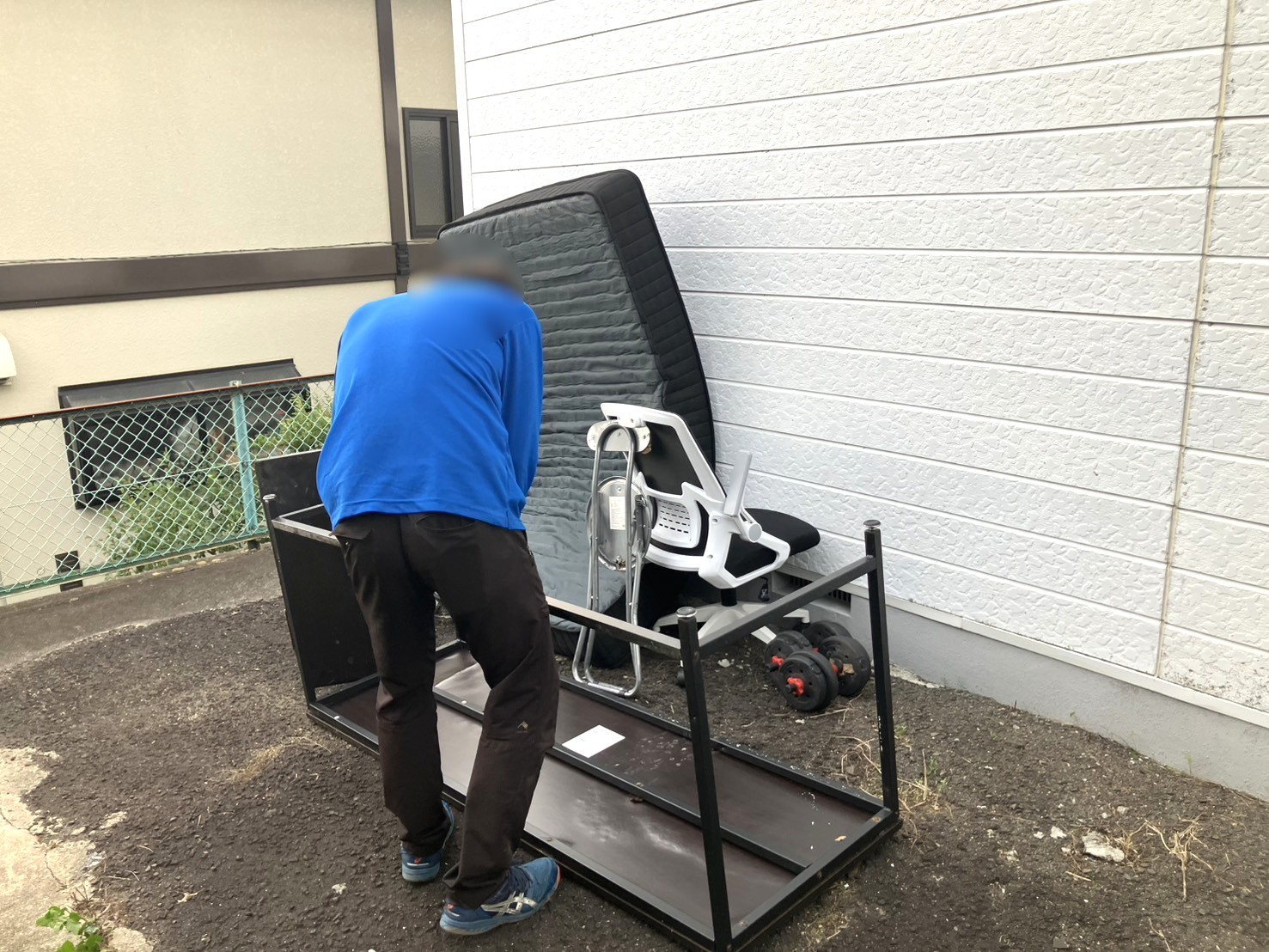 「駐車場に不法投棄されたいすやマットレス、机を回収しました」作業写真