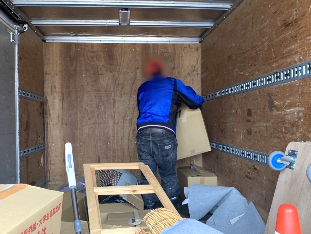 「物置に保管していた釣り竿や段ボールなどをまとめて回収しました」作業写真