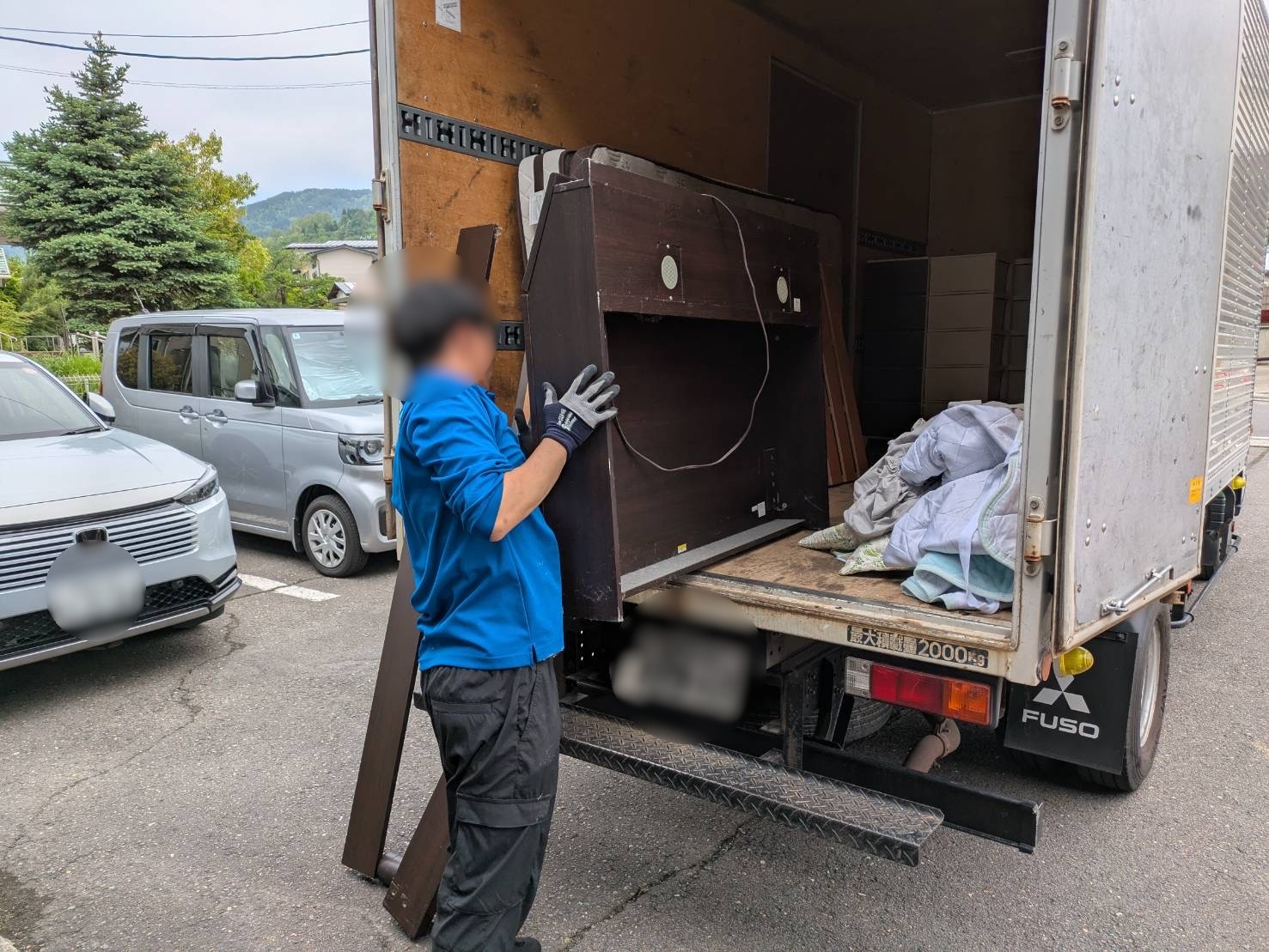 「引越しに伴い不要になったクローゼットや座椅子などを回収しました」作業写真