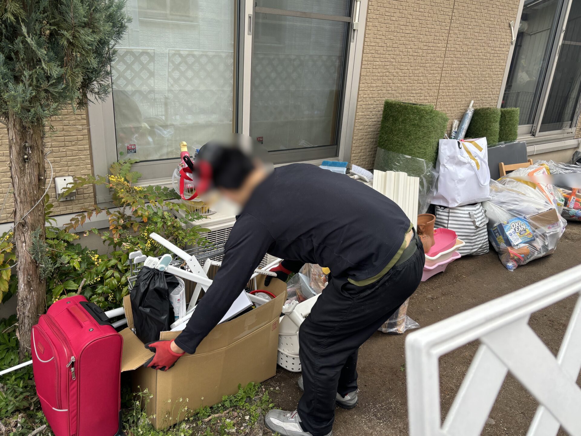 「引越しに伴い不要になった家具や日用品などをお引き取りしました」作業写真