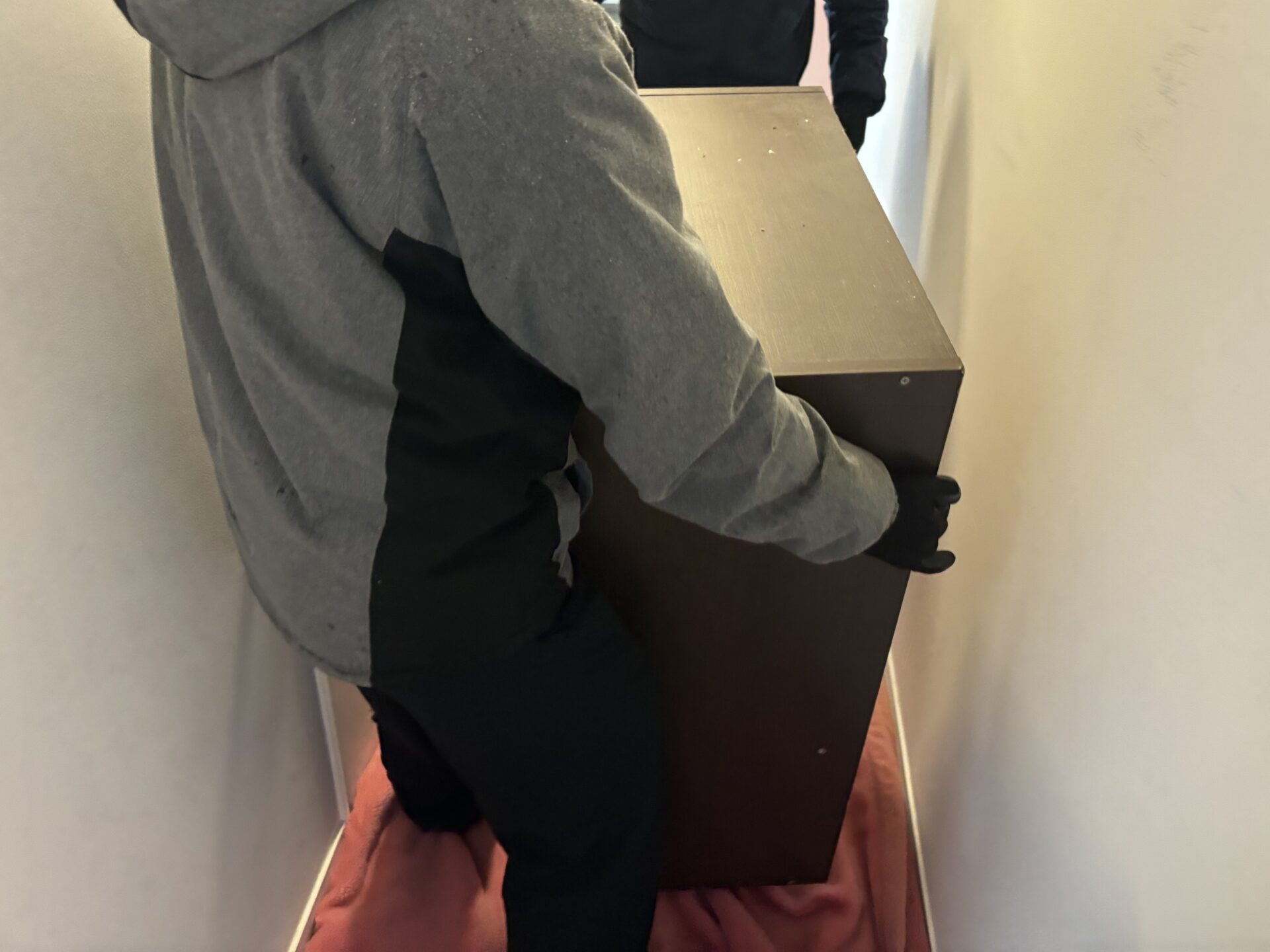「2DKのアパートのお部屋から布団やクッションなどを回収しました」作業写真